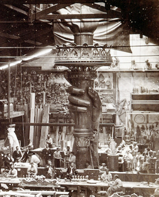 Illustration for article titled Photos of Famous Landmarks While They Were Still Under Construction